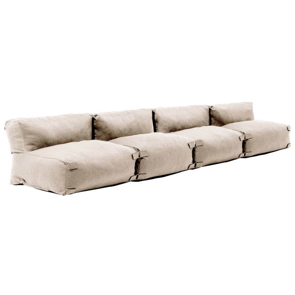 Modulares Gartensofa in Beige, vierteilig mit dekorativen Schnallenverbindungen.