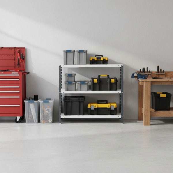 Organisierte Werkstatt mit Metallregal, Werkzeugwagen, Werkbank aus Holz sowie verschiedenen Werkzeugkoffern und Aufbewahrungsboxen.