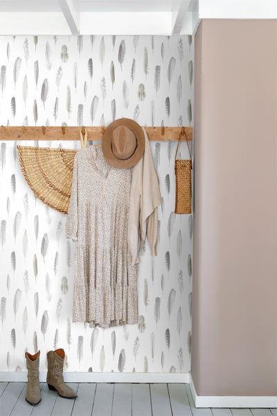 Flur mit Kleiderhaken, Kleid, Hut, Tasche und Feder-Tapete