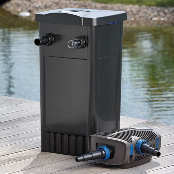 Teichfilter-Set bestehend aus einem schwarzen Filtergehäuse und einer Teichpumpe auf einem Holzsteg an einem Teich.