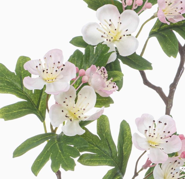 Künstlicher Dekozweig mit rosa und weißen Blüten, Knospen und grünen Blättern an einem braunen Stiel.