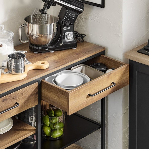 Küchenschrank mit Auszug, Küchenmaschine und diversen Küchenutensilien.