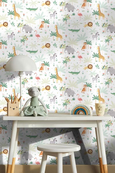Kindertapete mit Dschungeltieren wie Giraffe, Löwe, Tukan und Palmen in illustrativ gezeichneter Optik.
