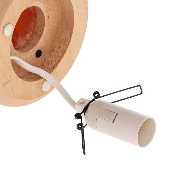 Wohnzimmer mit Kamin, Holzhocker, Tisch und Kuhfellteppich