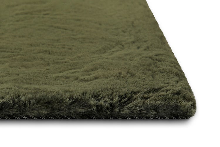 Weicher Hochflor-Teppich in Olivgrün aus Kunstfell in Nahaufnahme.