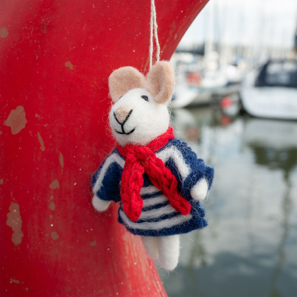 Dekorative Filzmaus mit gestreiftem Pullover und rotem Schal als maritimer Anhänger