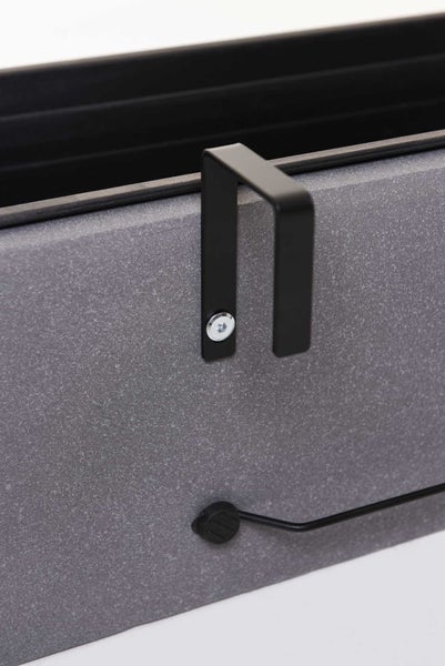 Nahaufnahme einer schwarzen Metallhalterung an einem grauen Balkonkasten in Granitoptik.