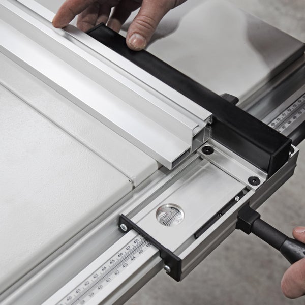 Detailansicht einer Kreissäge mit Werkstückanschlag und Skala zur präzisen Einstellung