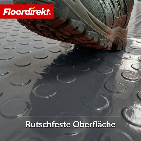 Detailaufnahme einer rutschfesten Bodenmatte mit Schuh und Floor direkt Logo