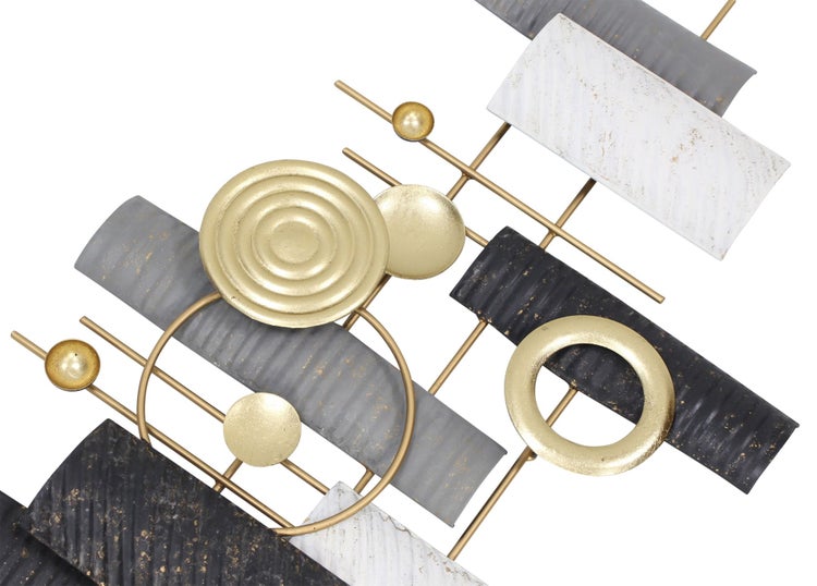 Abstrakte Wanddekoration aus Metall mit geometrischen Formen in Gold, Grau, Schwarz und Weiß.