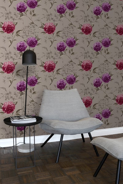 Raum mit floral gemusterter Tapete, Sessel und Beistelltisch