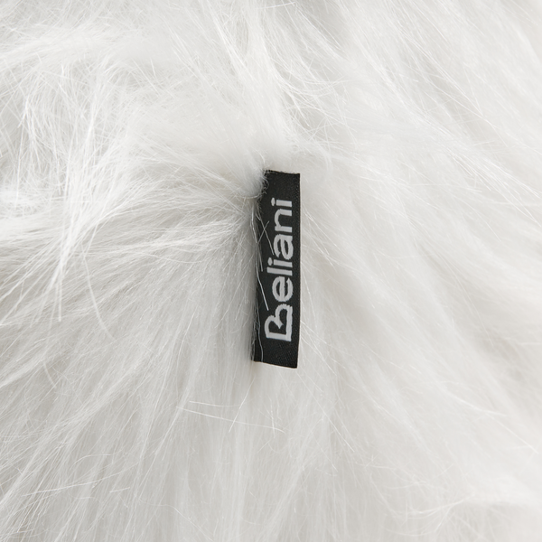 Detailansicht eines Kunstfellkissens mit dem Beliani Logo Label.