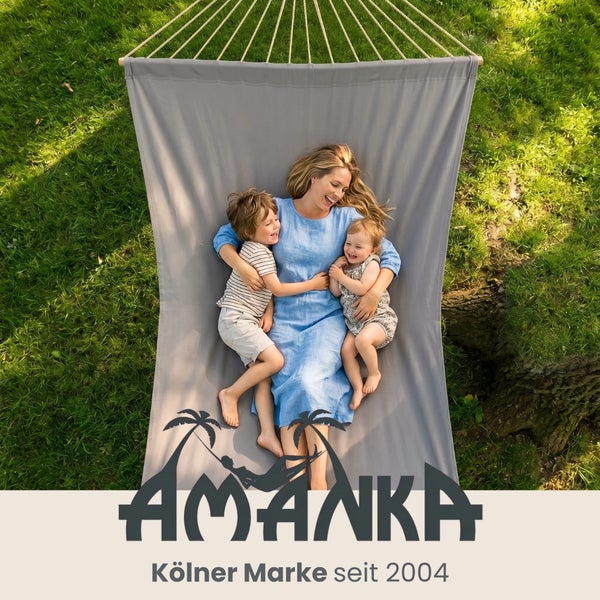 Frau und zwei Kinder liegen in einer grauen Stabhängematte im Garten. Amanka Logo.