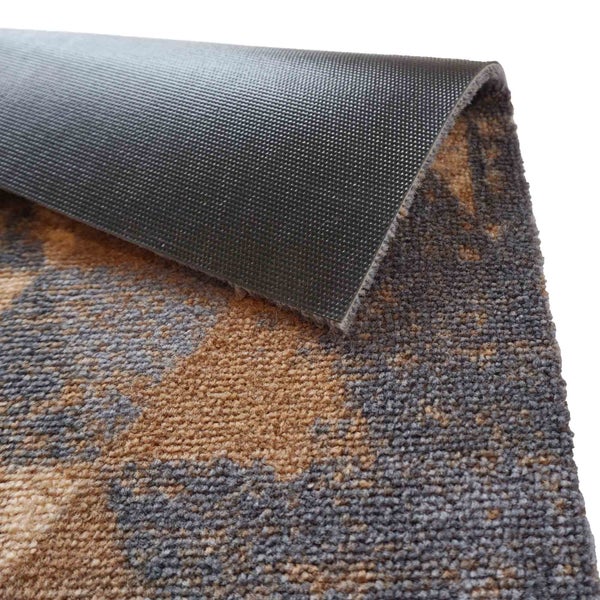 Detailansicht einer Schmutzfangmatte mit mehrfarbigem Muster und rutschfester Unterseite