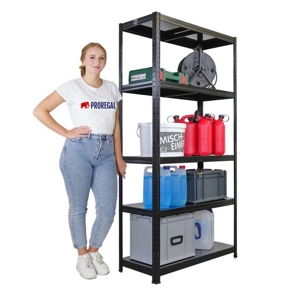 Schwarzes Metallregal mit fünf Ebenen, gefüllt mit Werkzeugen und Behältern, neben einer Frau zur Größenskalierung.
