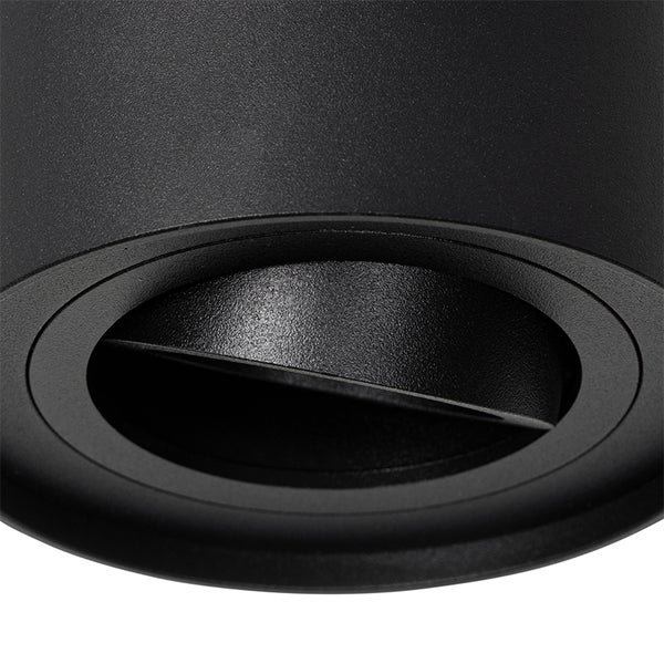 Nahaufnahme einer schwarzen Deckeneinbauleuchte