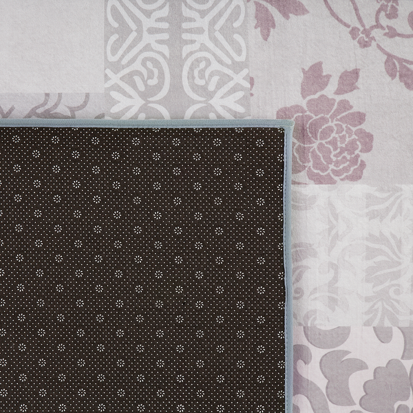 Teppich mit floralem Patchwork-Muster und rutschfester Unterseite mit Noppen.