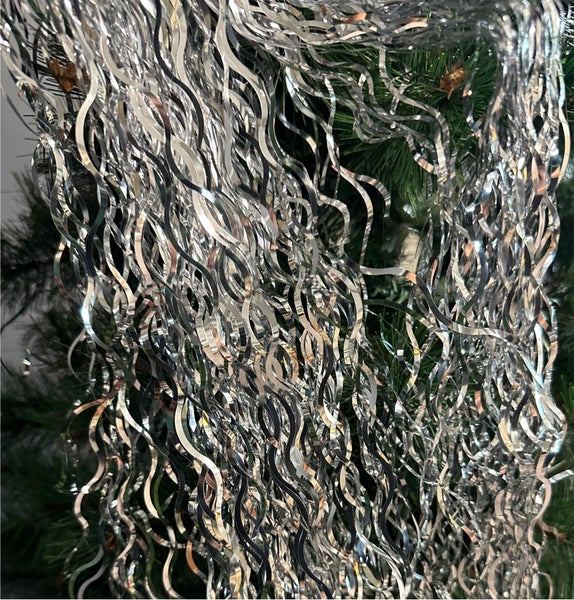 Silberne Lametta-Girlande als Weihnachtsdekoration