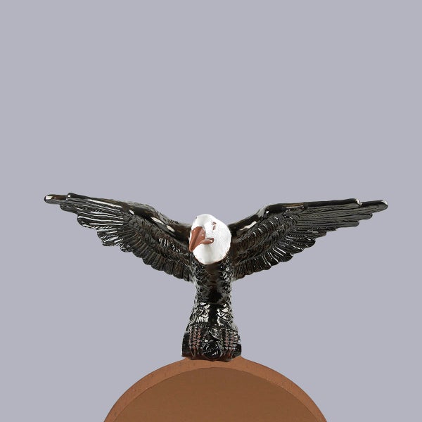 Firstfigur Adler aus glasierter Keramik für das Dach mit ausgebreiteten Flügeln, schwarzer Körper und weißer Kopf.