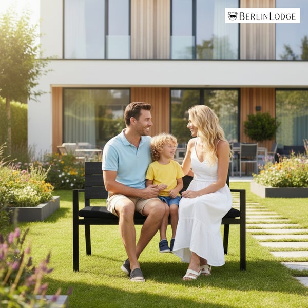 Eine Familie sitzt auf einer schwarzen Gartenbank in einem hellen, modernen Garten vor einem Haus. Berlin Lodge Logo.