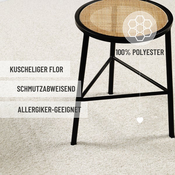 Weißer Teppich aus 100 Prozent Polyester mit kuscheligem Flor, schmutzabweisend und für Allergiker geeignet.
