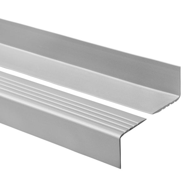 Treppenkantenprofil aus Aluminium, L-Form, mit gerippter Oberfläche zur Rutschhemmung.