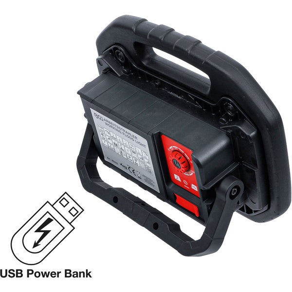 LED-Arbeitsstrahler Rückansicht mit USB-Powerbank-Funktion, Tragegriff und verstellbarem Standfuß.