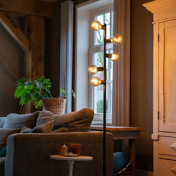 Stehleuchte mit fünf Leuchtmitteln im Wohnzimmer