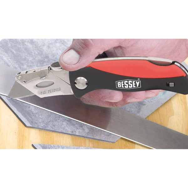 Bessey Logo Teppichmesser zum Schneiden eines Teppichs