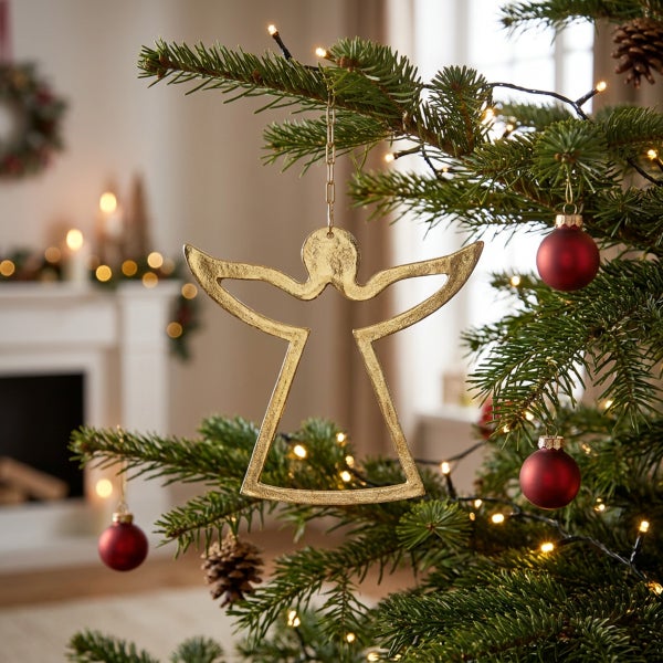 Weihnachtsbaumschmuck in Form eines Engels aus Metall am Tannenbaum, festliche Weihnachtsdekoration.