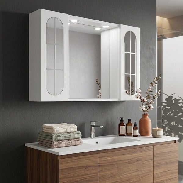 Modernes, organisiertes Badezimmer mit weißem Spiegelschrank mit Beleuchtung, Waschtischunterschrank in Holzoptik und weißem Waschbecken.