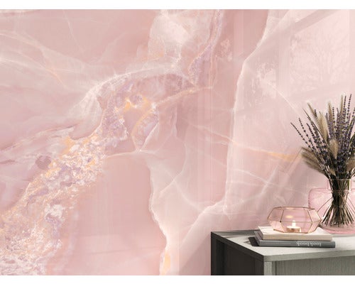 Dekorative Wandgestaltung mit Marmoroptik und Wohnaccessoires auf einem Beistelltisch