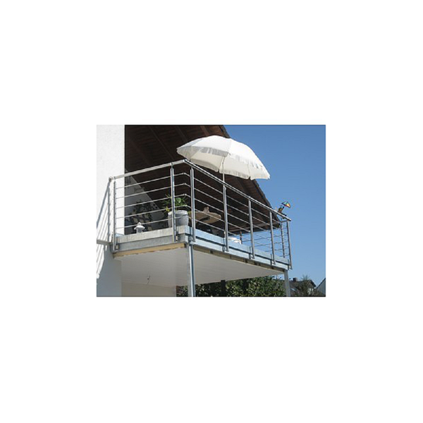 Balkon mit Edelstahlgeländer und Sonnenschirm