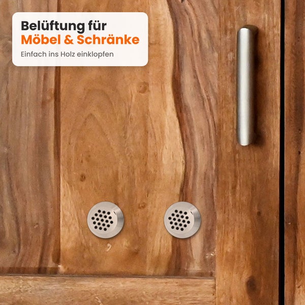 Zwei runde Einlasslueftungsgitter fuer Moebel und Schraenke aus Holz eingebettet in eine Holztuer.