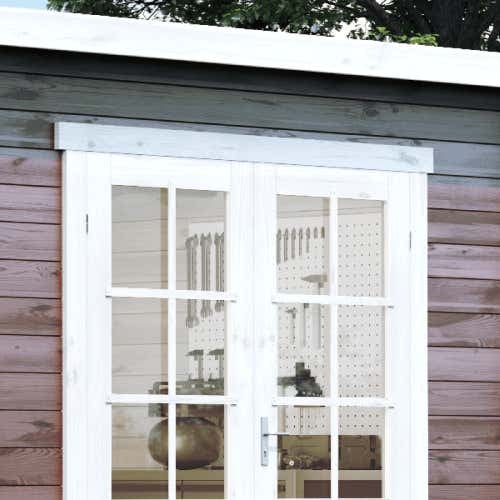 Weiße Gartenhaus-Doppeltür aus Holz mit Glaseinsätzen und Sprossen, Blick in eine Werkstatt.