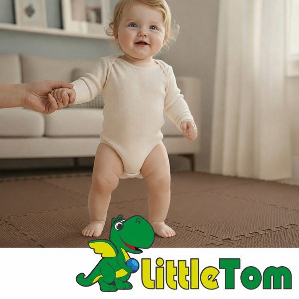Kleinkind steht auf einer braunen Schaumstoff-Puzzlematte in einem hellen Wohnzimmer. LittleTom Logo.