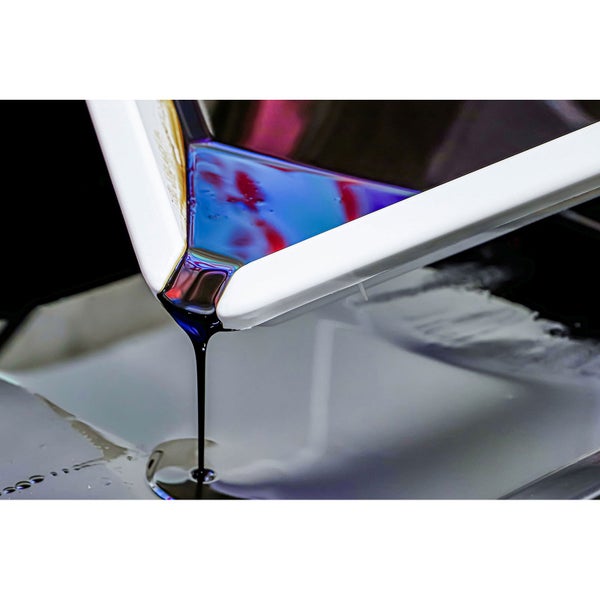 Gießharz wird gegossen