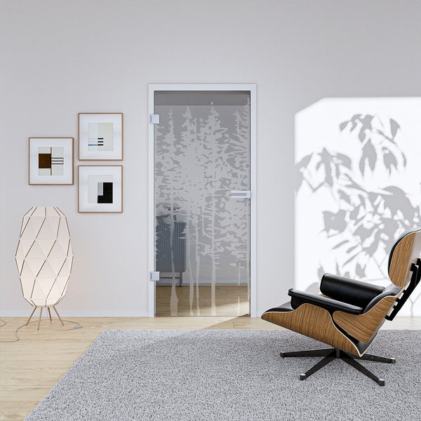 Ganzglastür mit Waldmotiv in einem modern eingerichteten, hellen Wohnzimmer mit Sessel, Stehlampe und Teppich.