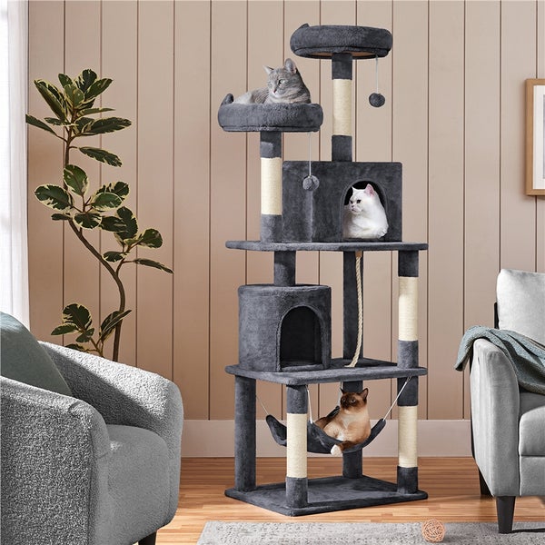 Mehrstöckiger Katzenkratzbaum mit Liegeflächen, Höhle und Hängematte im Wohnzimmer mit drei Katzen.