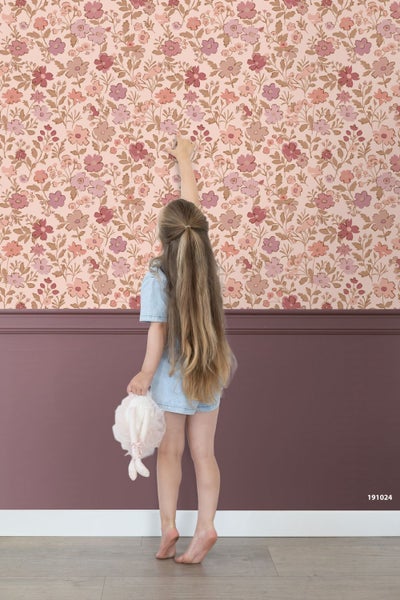 Vliestapete mit Blumenmuster in einem Kinderzimmer kombiniert mit einer Wandpaneele und hellem Bodenbelag.