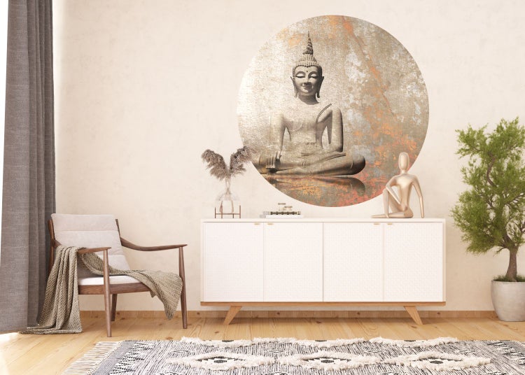 Wohnraum mit Buddha Wandbild, Sideboard, Sessel und Teppich für ein modernes Interieur