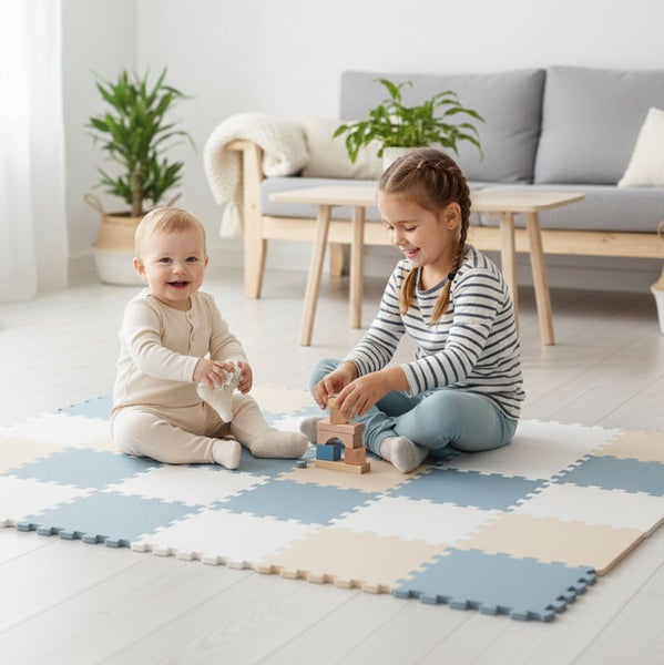 Ein Kleinkind und ein Mädchen spielen zusammen auf einer Puzzle Spielmatte mit Holzbausteinen in einem hellen, modern eingerichteten Wohnzimmer.