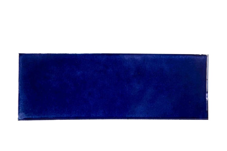 Rechteckige Wandfliese in Blau mit strukturierter Oberfläche.
