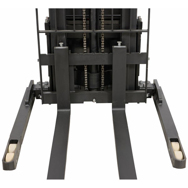 Detailansicht Gabelstaplergabel mit Kettenmechanismus