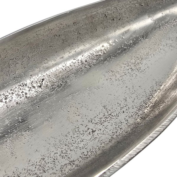 Strukturierte silberne Innenfläche einer Metallschale aus Aluminium in der Nahaufnahme.