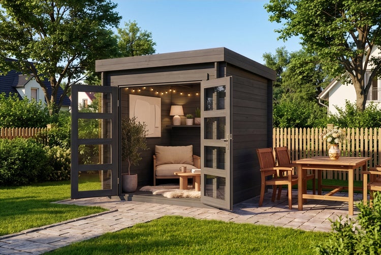 Modernes Gartenhaus aus grauem Holz mit Flachdach und Glastüren, eingerichtet als gemütliche Lounge in einem gepflegten Garten.