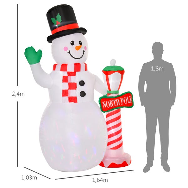 Aufblasbarer Schneemann mit Zylinder neben Laternenpfahl mit Nordpol-Schild. Höhe 2,4 Meter, Breite 1,64 Meter, Tiefe 1,03 Meter.