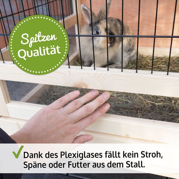 Kaninchenstall aus Holz mit Gitter und Plexiglasscheibe zur Vermeidung von herausfallendem Stroh und Streu.