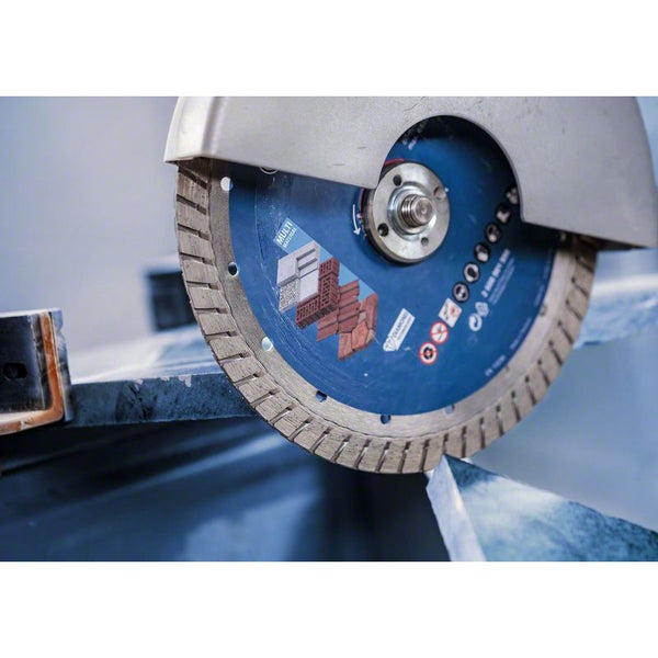 Diamanttrennscheibe schneidet Stein