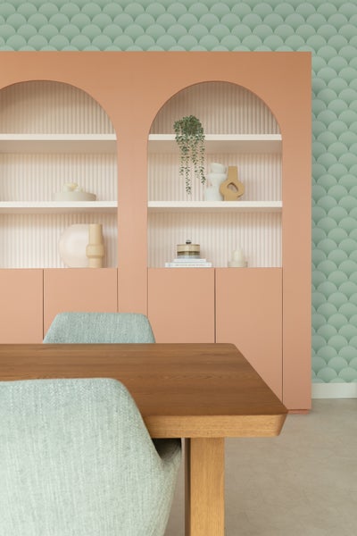 Wohnzimmer mit Regal, Dekorationen, Esstisch und Stühlen